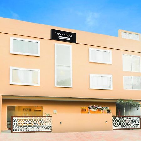 Super Townhouse Viraj Khand Formerly Veridian Inn Chinhat Exteriér fotografie