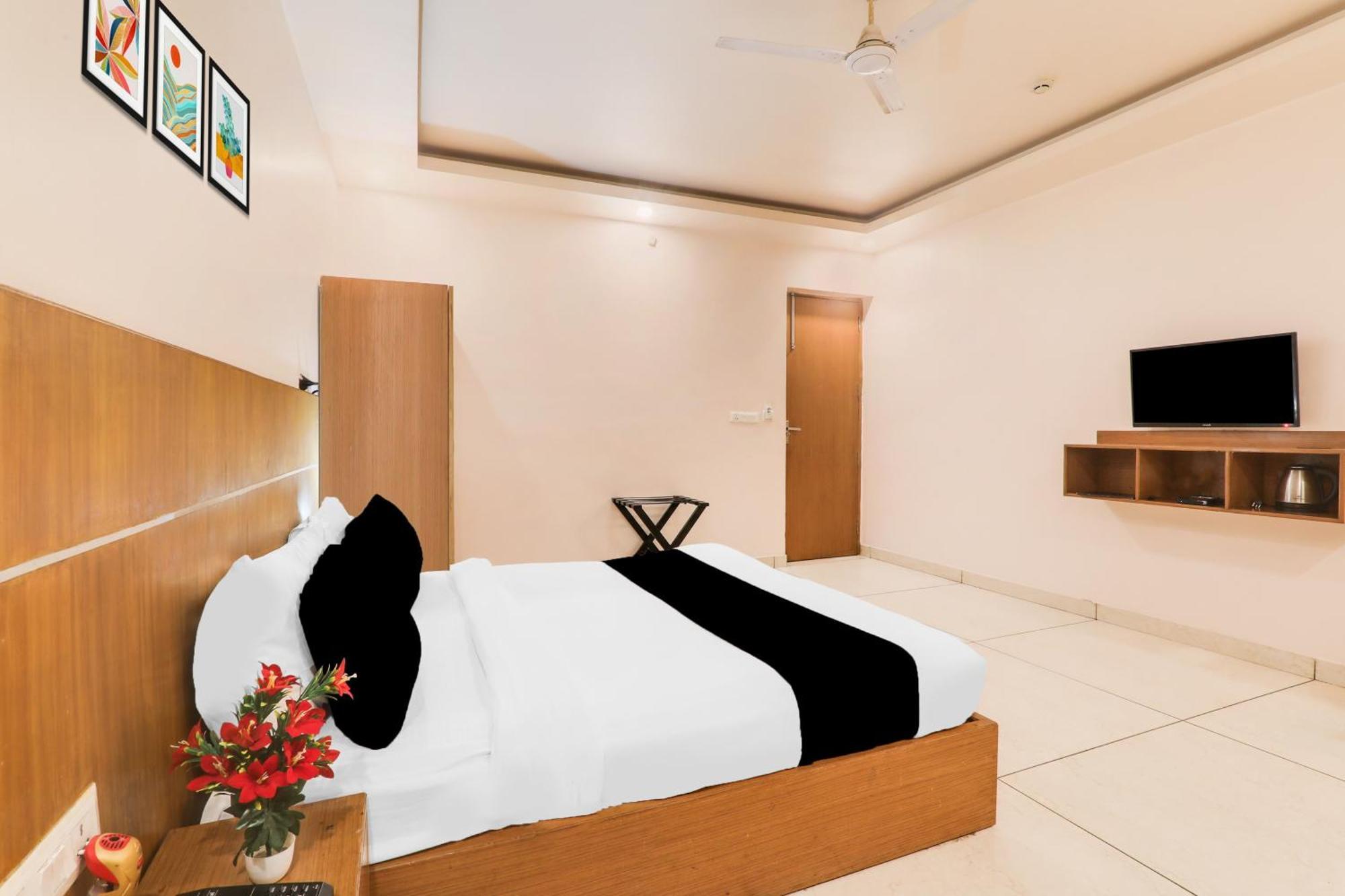 Super Townhouse Viraj Khand Formerly Veridian Inn Chinhat Exteriér fotografie