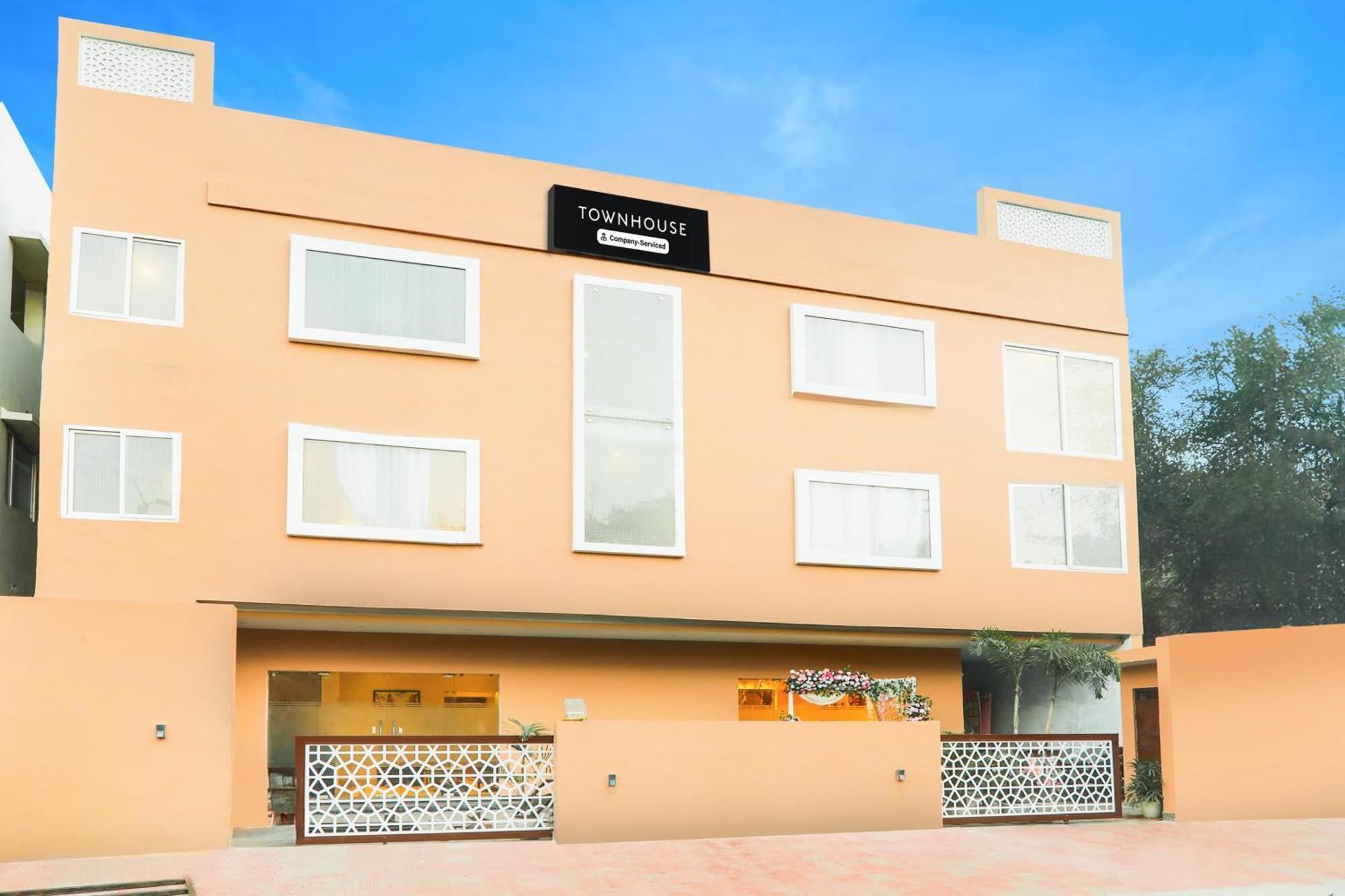 Super Townhouse Viraj Khand Formerly Veridian Inn Chinhat Exteriér fotografie
