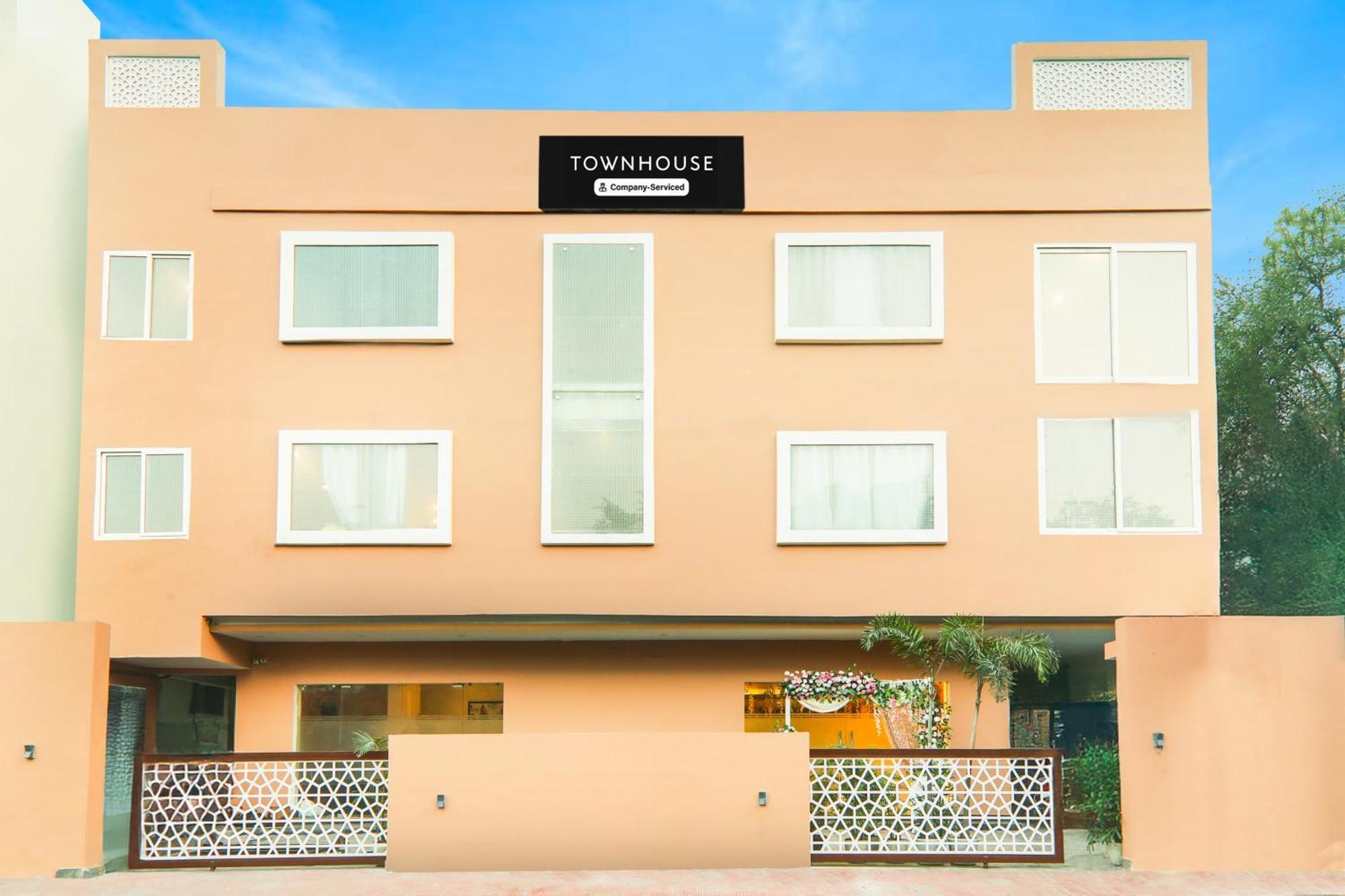 Super Townhouse Viraj Khand Formerly Veridian Inn Chinhat Exteriér fotografie