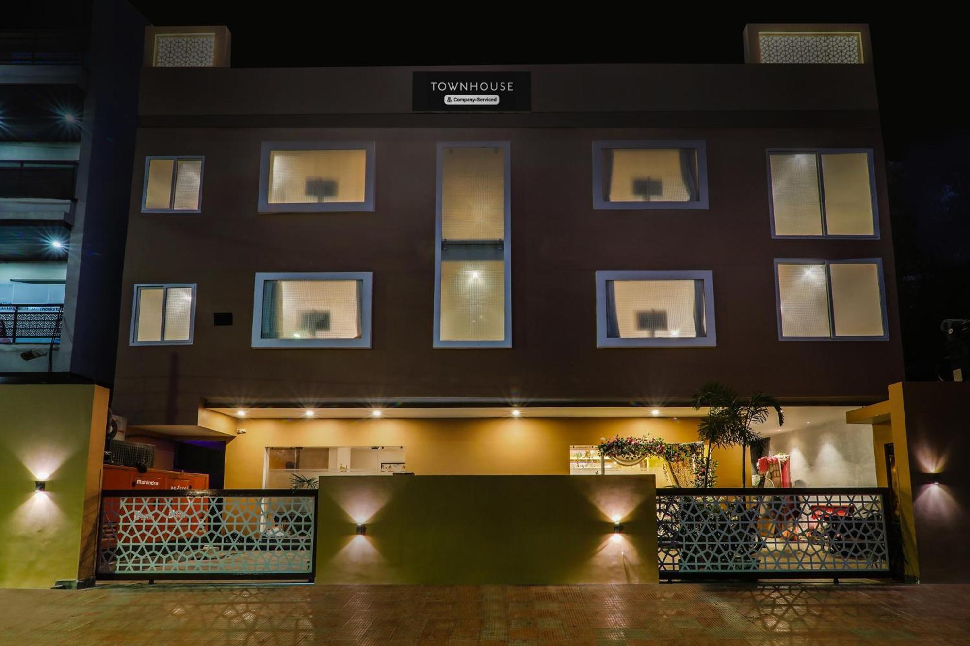 Super Townhouse Viraj Khand Formerly Veridian Inn Chinhat Exteriér fotografie