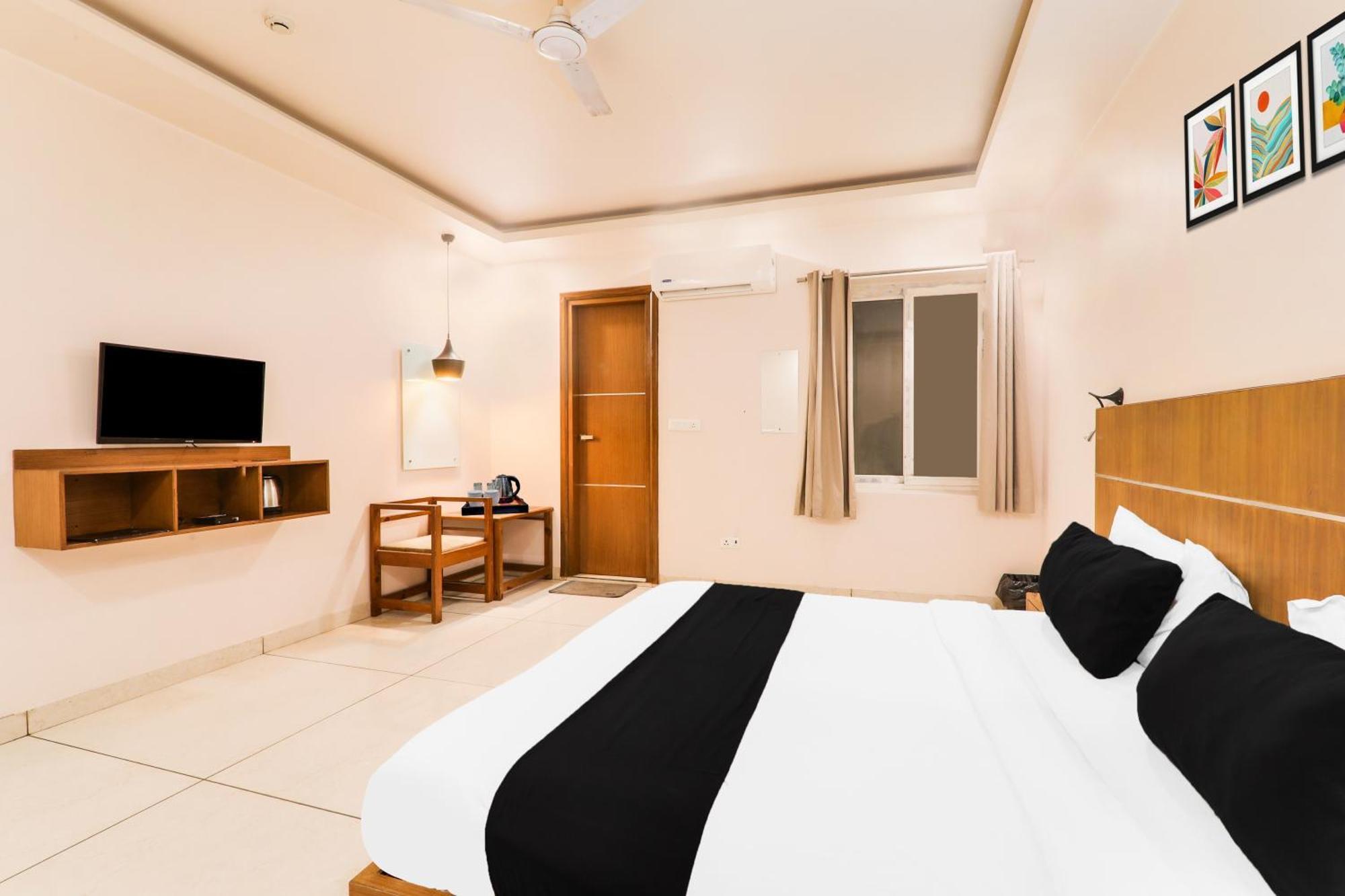 Super Townhouse Viraj Khand Formerly Veridian Inn Chinhat Exteriér fotografie